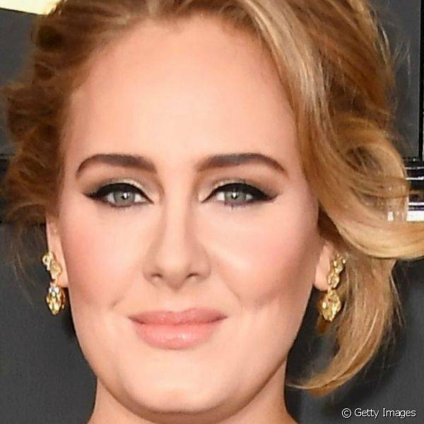 No Grammy Awards 2017, Adele apostou no cl?ssico delineado gatinho e sombra perolada para iluminar o olhar, enquanto nas unhas, a aposta foi no esmalte nude bem claro (Foto: Getty Images)